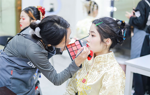 拥有这些特质,你很适合做化妆师